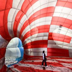 Un visitante observa la instalación titulada “Keep your Bubble” de Lousy Auber, que forma parte del evento Fuorisalone 2026, durante la Semana del Diseño de Milán, en Milán, Italia. | Foto:STEFANO RELLANDINI / AFP
