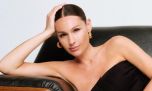 Pampita impuso la moda para viajar y dio cátedra con el traje estampado