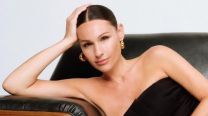 Pampita impuso la moda para viajar y dio cátedra con el traje estampado