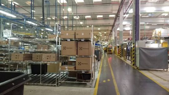 Por la crisis industrial, Electrolux cierra su línea de heladeras en Argentina y operará con menos de un tercio de su personal
