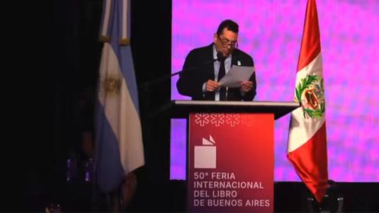 Escándalo en la Feria del Libro: abucheos, gritos y silbidos contra el secretario de Cultura, que habló de 
