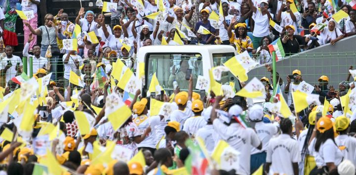 El papa León XIV saluda a sus seguidores desde el papamóvil a su llegada para oficiar una misa en el estadio de Malabo, en Malabo, el último día de su viaje apostólico de 11 días a África.