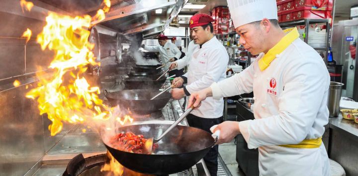 Imagen de un cocinero preparando cangrejo de río, en el distrito de Xuyi, en la provincia de Jiangsu, en el este de China. La industria del cangrejo de río de Xuyi ahora cuenta con una cadena industrial completa que abarca la cría, el cultivo, el procesamiento, la gastronomía y el turismo cultural.