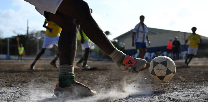 Jugadores de fútbol participan en una sesión de entrenamiento de la escuela de fútbol de la Fundación Bicentini en el barrio de Fuik, al este de Willemstad, en el Caribe neerlandés. Isla pequeña, grandes sueños. El cartel de la selección nacional de fútbol de Curazao cuelga a la entrada de Marchena, un barrio obrero de Willemstad, la capital del territorio más pequeño que jamás se haya clasificado para un Mundial.