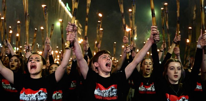 Los armenios participan en la marcha anual con antorchas en la víspera del Día de Conmemoración del Genocidio en Ereván, para conmemorar el 111.º aniversario de las masacres de armenios durante la Primera Guerra Mundial bajo el Imperio Otomano en 1915.