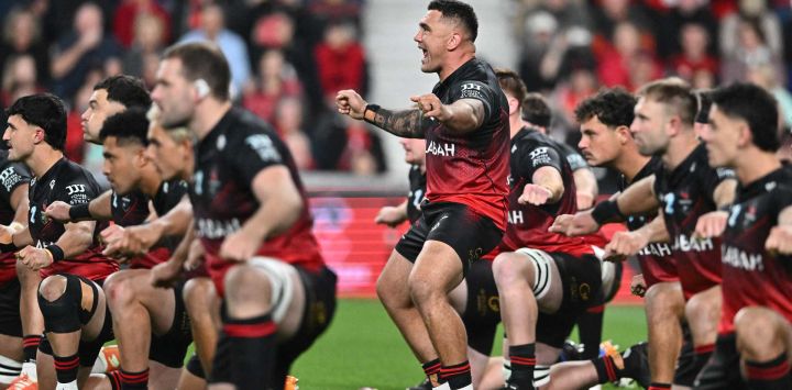 Los jugadores de los Crusaders realizan un haka antes del partido de Super Rugby Pacific entre los Canterbury Crusaders y los NSW Waratahs en el One New Zealand Stadium de Christchurch.