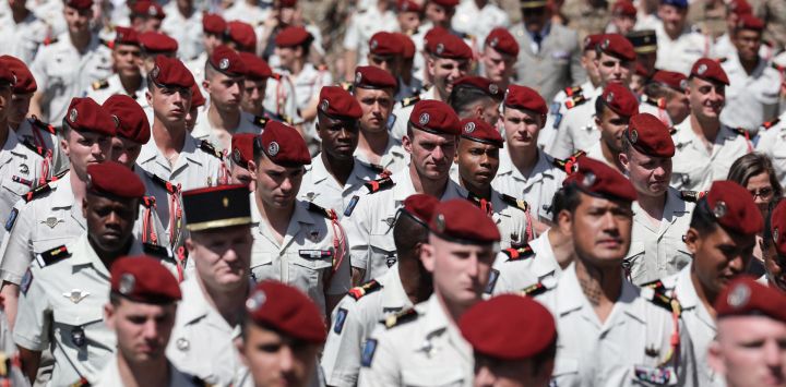 Miembros del 17.º Regimiento de Ingenieros Paracaidistas de Montauban caminan desde el cuartel militar hacia la iglesia de Saint-Jacques en Montauban, al suroeste de Francia, para asistir al funeral del sargento mayor Florian Montorio, miembro de la Fuerza Provisional de las Naciones Unidas en el Líbano (UNIFIL), fallecido durante un ataque contra la UNIFIL en el sur del Líbano el fin de semana anterior.