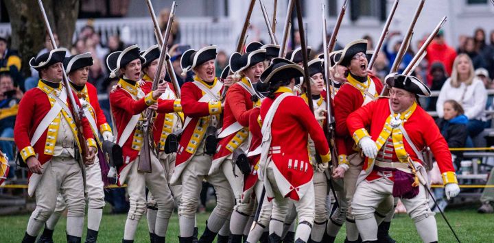 Recreadores vestidos como soldados británicos reaccionan durante una recreación de la Batalla de Lexington y Concord, como parte de las celebraciones del Día del Patriota en Lexington, Massachusetts. Se conmemoró el 250 aniversario de la Batalla de Lexington y Concord, la primera acción militar importante entre el Ejército Británico y las milicias coloniales estadounidenses durante la Guerra de Independencia de Estados Unidos.