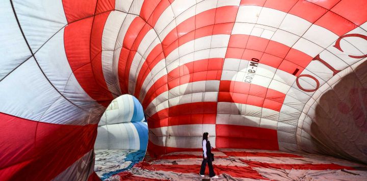 Un visitante observa la instalación titulada “Keep your Bubble” de Lousy Auber, que forma parte del evento Fuorisalone 2026, durante la Semana del Diseño de Milán, en Milán, Italia.