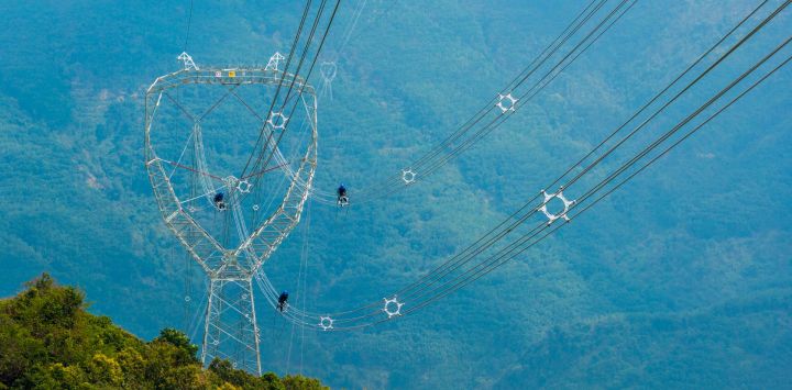 Vista aérea tomada con un dron de técnicos inspeccionando una sección de la línea de transmisión eléctrica del proyecto de interconexión eléctrica China-Laos de 500 kilovoltios (kV), en la prefectura autónoma de la etnia dai de Xishuangbanna, en la provincia de Yunnan, en el suroeste de China. El primer proyecto de interconexión eléctrica transfronteriza de corriente alterna de 500 kV de China entró en operación, ampliando significativamente la capacidad de intercambio de electricidad entre China y Laos.