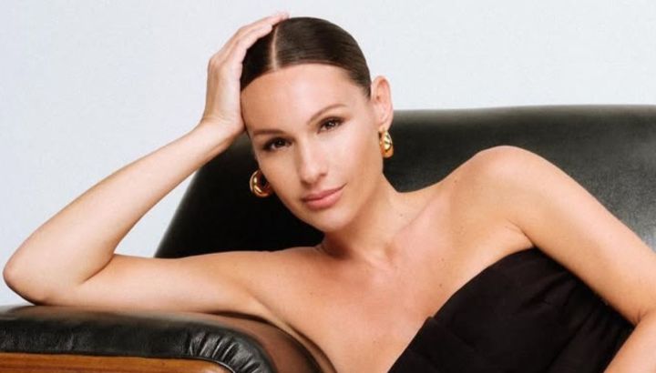 Pampita impuso la moda para viajar y dio cátedra con el traje estampado