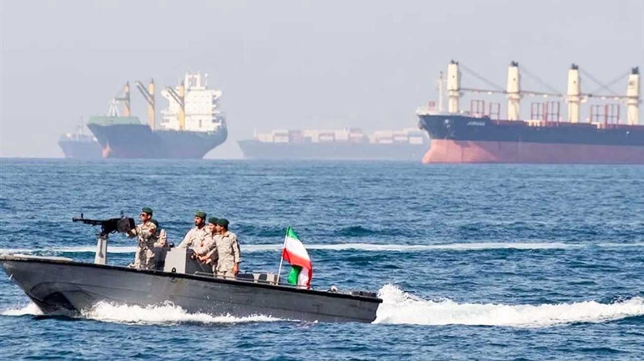 Cerrado. Fuerzas navales de EE.UU. y de Irán, en posiciones opuestas, bloquean el estrecho de Ormuz.