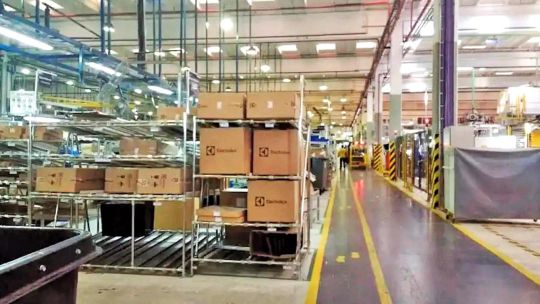 Electrolux deja de producir en Rosario y apuesta por las importaciones tras cerrar su histórica fábrica