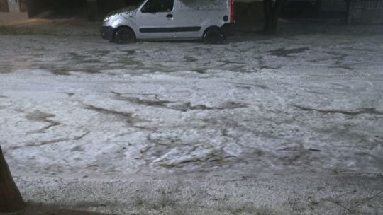 Temporal en Río Tercero: impactante caída de granizo causó destrozos y voladuras de techos