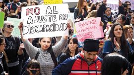 Pacientes, terapeutas, familiares y organizaciones manifestaron frente al Ministerio de Salud. La actriz, Valentina Bassi, una de las caras visibles.