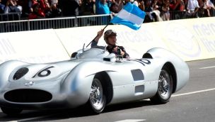Franco Colapinto y el auto de Fangio 