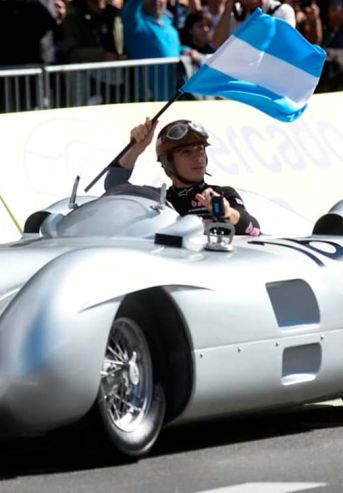 Franco Colapinto y el auto de Fangio