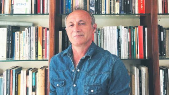 Juan José Becerra ganó el Premio de la Crítica con una novela que desafía la narrativa contemporánea