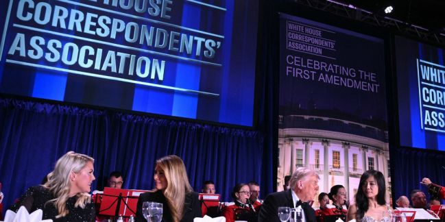 La cabecera de la cena de Trump con corresponsales de la Casa Blanca poco antes de los disparos.