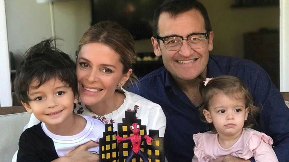 Vanina Escudero y Álvaro Navia con sus hijos, Benicio y Joaquina