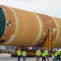 La etapa central del SLS concentra la mayor parte de la estructura del vehículo y es fundamental para impulsar la nave durante el despegue.