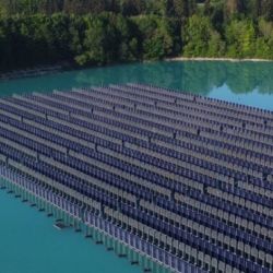 Se han instalado 2.500 paneles solares flotantes en disposición vertical sobre el agua.