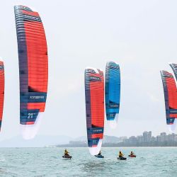 Atletas compiten durante la carrera de formula kite masculina de vela en los VI Juegos Asiáticos de Playa, en Sanya, en la provincia de Hainan, en el sur de China. | Foto:Xinhua/Zhang Fan