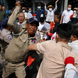 Ciudadanos chinos y camboyanos, presuntamente acreedores de Huione Pay, se enfrentaron a la policía y al personal de seguridad durante una protesta cerca de la sede del Banco Nacional de Camboya (NBC) en Phnom Penh. Decenas de ciudadanos chinos protestaron frente al banco central de Camboya, exigiendo el desbloqueo de sus cuentas en una empresa de servicios financieros acusada de blanquear fondos ilícitos para ciberdelincuentes. | Foto:TANG CHHIN SOTHY / AFP