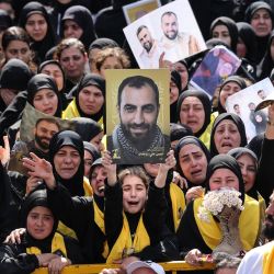 Durante una procesión fúnebre multitudinaria en la aldea sureña de Kfar Sir, al sur del país, los asistentes al funeral exhibieron retratos de combatientes de Hezbolá fallecidos antes del acuerdo de alto el fuego de 10 días entre el grupo militante respaldado por Irán e Israel. El ministro de Defensa israelí declaró ese mismo día que la campaña de su país en el Líbano se basaba en la presión militar y diplomática para desarmar a Hezbolá, aliado de Irán. Si bien la tregua entre Israel y el Líbano entró en vigor el 17 de abril, las tropas israelíes siguen presentes y combatiendo activamente a los militantes de Hezbolá en el sur del Líbano. | Foto:Anwar Amro / AFP