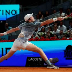 El brasileño Joao Fonseca devuelve la pelota al español Rafael Jodar durante su partido de tercera ronda individual del torneo ATP Tour Madrid Open 2026 en la Caja Mágica de Madrid. | Foto:Thomas Coex / AFP