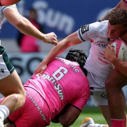 El centro francés de Pau, Émilien Gailleton, es abordado por el ala francés del Stade Francais, Mathieu Hirigoyen, durante el partido de rugby francés Top14 entre el Stade Francais Paris y la Sección Paloise Bearn Pyrenees (Pau) en el estadio Jean-Bouin de París. | Foto:FRANCK FIFE / AFP