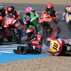 El piloto italiano de Moto3, Matteo Bertelle, del equipo Levelup MTA, sufre una caída durante la carrera del Gran Premio de España de Moto3 en el circuito de Jerez, en Jerez de la Frontera. | Foto:Pierre-Philippe Marcou / AFP