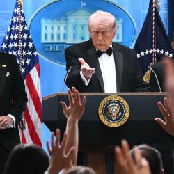 El presidente estadounidense Donald Trump responde preguntas durante una rueda de prensa en la Sala de Prensa Brady de la Casa Blanca en Washington, D.C., poco después del tiroteo ocurrido durante la cena de corresponsales de la Casa Blanca. | Foto:Mandel Ngan / AFP