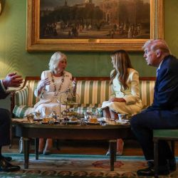 El presidente estadounidense Donald Trump y la primera dama Melania Trump ofrecen el té al rey Carlos III y a la reina Camila de Gran Bretaña en el Salón Verde de la Casa Blanca en Washington, D.C.. | Foto:Suzanne Plunkett / POOL / AFP