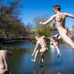 Estudiantes participan en la "Carrera nudista" durante la regata anual de la Universidad de Aarhus en el Parque Universitario de Aarhus, Dinamarca. Durante la regata, estudiantes de diferentes áreas de estudio compiten por el trofeo "El orinal de oro". Además de la regata, también hay carreras nudistas, conciertos y otras actividades. | Foto:Sebastian Elias Uth / Ritzau Scanpix / AFP
