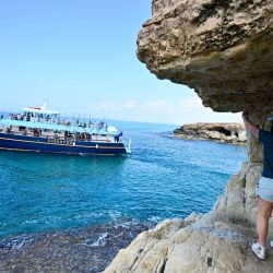 Imagen de turistas interactuados con visitantes a bordo de un yate cerca de una cueva marina, en Cabo Greco, en la costa sureste de Chipre. | Foto:Xinhua/Lyu You