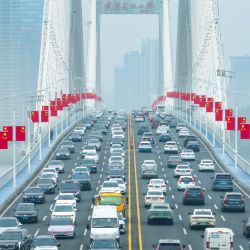 Imagen tomada con un dron de vehículos circulando a través del segundo puente sobre el río Yangtse, en Wuhan, en la provincia de Hubei, en el centro de China. Actualmente, cerca de 50 puentes han sido terminados o están en construcción a lo largo del tramo de Hubei del río Yangtse. Los servicios de ferry eran el único medio de transporte para cruzar el río antes de octubre de 1957 cuando se puso en funcionamiento el puente carretero y ferroviario de Wuhan, el primero de su tipo en el río Yangtse. Ahora, lo que antes era un cruce de río que consumía mucho tiempo, se puede completar en tan solo diez minutos, lo que facilita los desplazamientos diarios de las personas y allana el camino para un desarrollo regional coordinado. | Foto:Xinhua/Xiao Yijiu