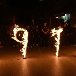 Miembros de la comunidad armenia observan números en llamas que representan la fecha del genocidio armenio durante una manifestación en Salónica, para conmemorar el 111.º aniversario de las matanzas masivas de armenios bajo el Imperio Otomano en 1915, durante la Primera Guerra Mundial. Armenia ha buscado durante mucho tiempo el reconocimiento internacional de que las matanzas masivas bajo el Imperio Otomano entre 1915 y 1917 constituyeron un genocidio, afirmando que murieron 1,5 millones de personas. | Foto:Sakis Mitrolidis / AFP
