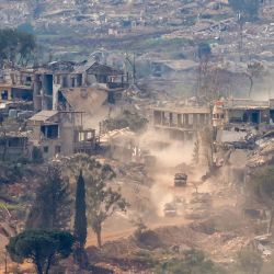 Esta fotografía, tomada desde el norte de Israel, muestra tanques y vehículos militares israelíes circulando por una carretera entre casas destruidas en el sur del Líbano, cerca de la frontera con Israel. El Ministerio de Salud libanés informó que los ataques israelíes en el sur del país causaron la muerte de cuatro personas, a pesar del alto el fuego que se extendió esta semana en la guerra entre Israel y el grupo militante Hezbolá. | Foto:JALAA MAREY / AFP