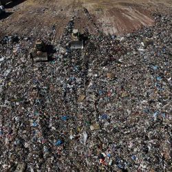 Vista aérea muestra maquinaria pesada retirando desechos en el vertedero Los Colorados, operado por KDM Residuos, en Tiltil, provincia de Chacabuco, en la Región Metropolitana de Santiago, Chile. Las Naciones Unidas publicaron una lista de los 50 mayores emisores de metano de origen humano del mundo, encabezada por un vertedero en Chile y varios campos de petróleo o gas en Turkmenistán. La mayor fuente de metano (CH4) de origen humano, un gas de efecto invernadero con un potencial de calentamiento unas 80 veces mayor que el dióxido de carbono, es un vertedero ubicado a unos 60 kilómetros al norte de Santiago. El sitio emite más de 100.000 toneladas de metano al año, un gas que, según los científicos, es responsable de al menos una cuarta parte del calentamiento global actual. | Foto:RODRIGO ARANGUA / AFP