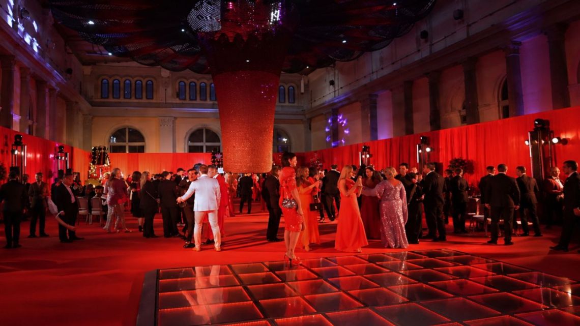 CARAS se une con E! Entertainment: dónde ver la gala en vivo | Caras