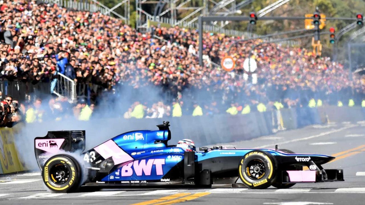El piloto argentino de Fórmula 1, Franco Colapinto, participa en una exhibición a bordo de un Alpine Lotus E20 en Buenos Aires, antes del Gran Premio de Miami. | Foto:Pablo Cuarterolo