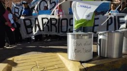 barrios de pie en la sede de lla