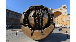 Trinity Pomodoro (sfera con sfera), de Arnaldo Pomodoro