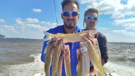 Antes del mediodía, las cuatro cañas a bordo ya habían alcanzado el cupo permitido, reflejando el gran momento del pesquero. Si bien el garete fue la técnica más efectiva en esta salida, otros pescadores lograron resultados similares pescando anclados, lo que demuestra la regularidad del pique.