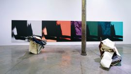Obras de Andy Warhol y Jhon Chamberlain.