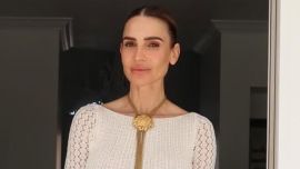 María Vázquez impone la camisa con cuello XXL para looks urbanos