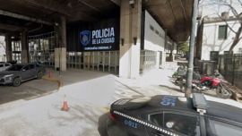 Flores: un camión chocó en la autopista, cayó un cartel y murió un policía de la Ciudad de Buenos Aires