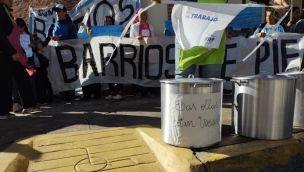 barrios de pie en la sede de lla