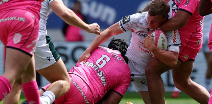 El centro francés de Pau, Émilien Gailleton, es abordado por el ala francés del Stade Francais, Mathieu Hirigoyen, durante el partido de rugby francés Top14 entre el Stade Francais Paris y la Sección Paloise Bearn Pyrenees (Pau) en el estadio Jean-Bouin de París.
